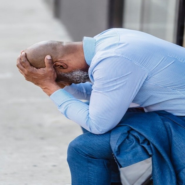 Hombre estressado o depremido